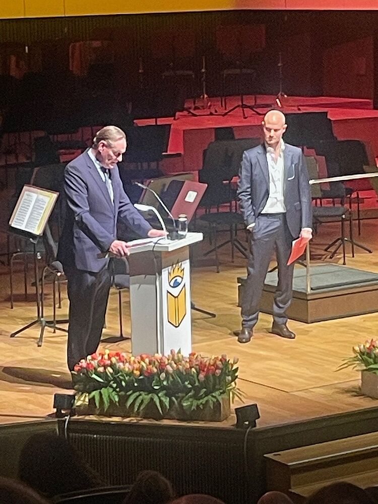 Leipzigs Oberbürgermeister Burkhard Jung links am Rednerpult und Fellow Omri Boehm rechts auf dem Podium bei der Preisverleihung
