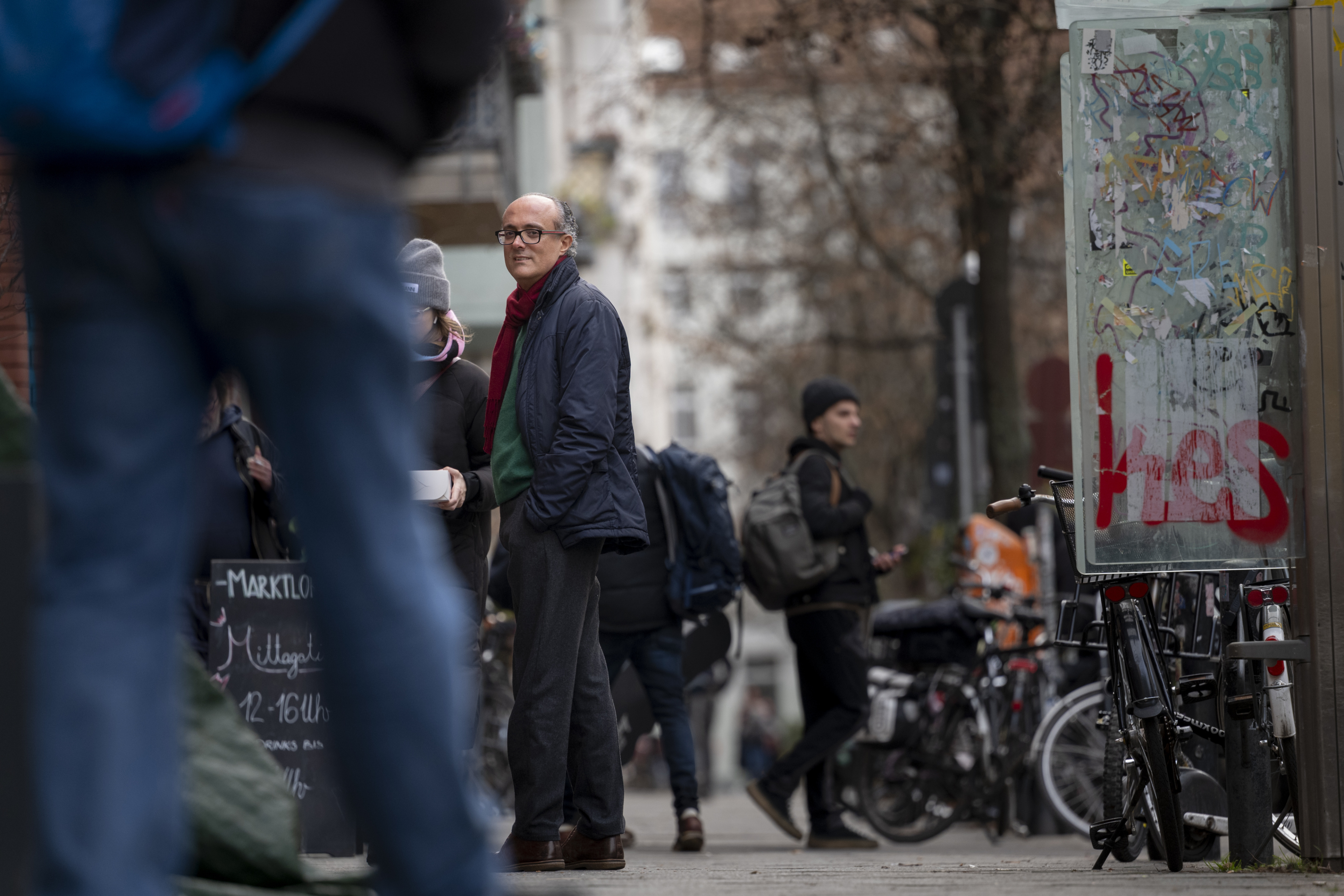 Bashir Bashir läuft in eine Markthalle