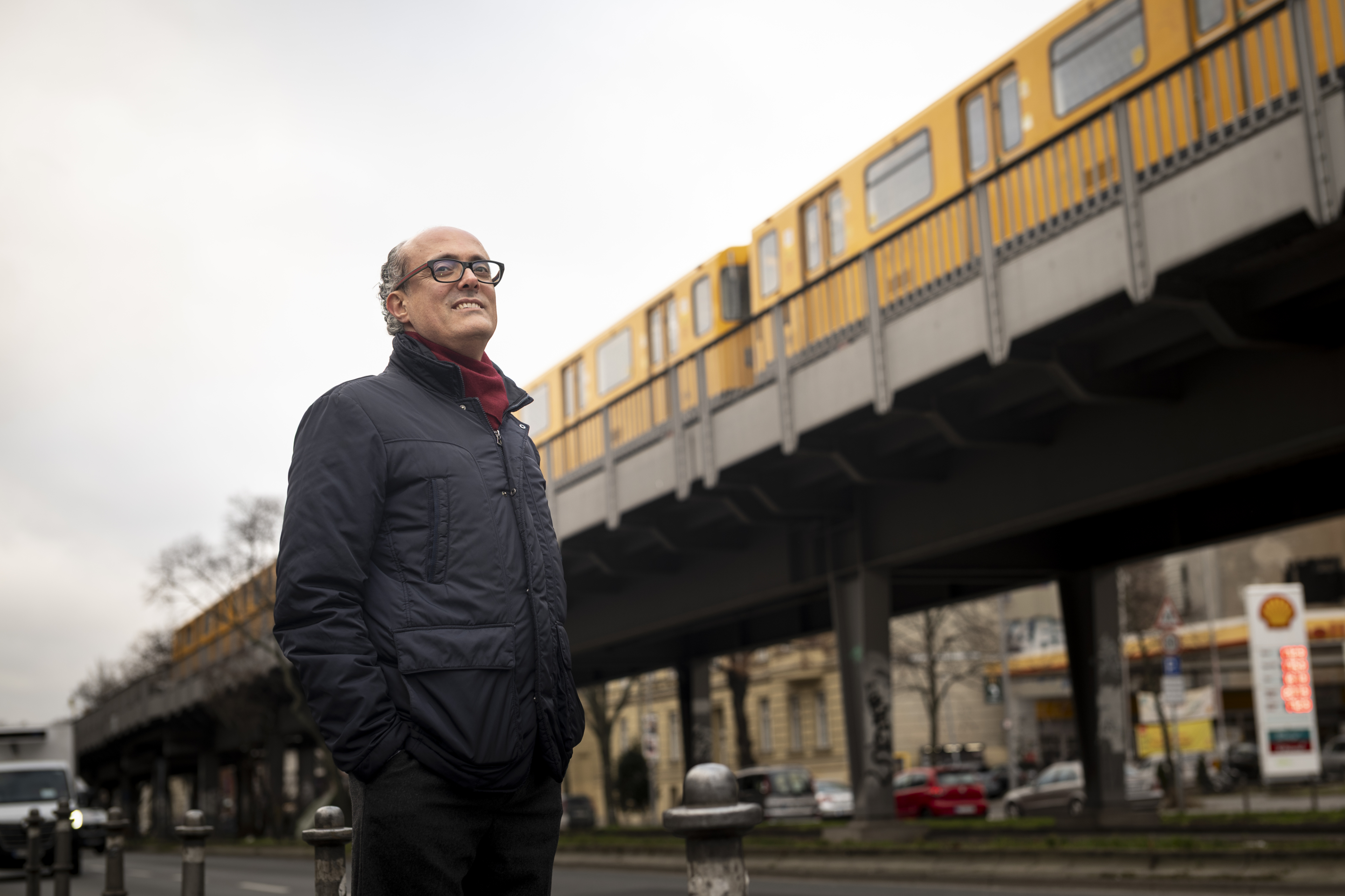 Bashir Bashir von unten mit Berliner U-Bahn im Hintergrund