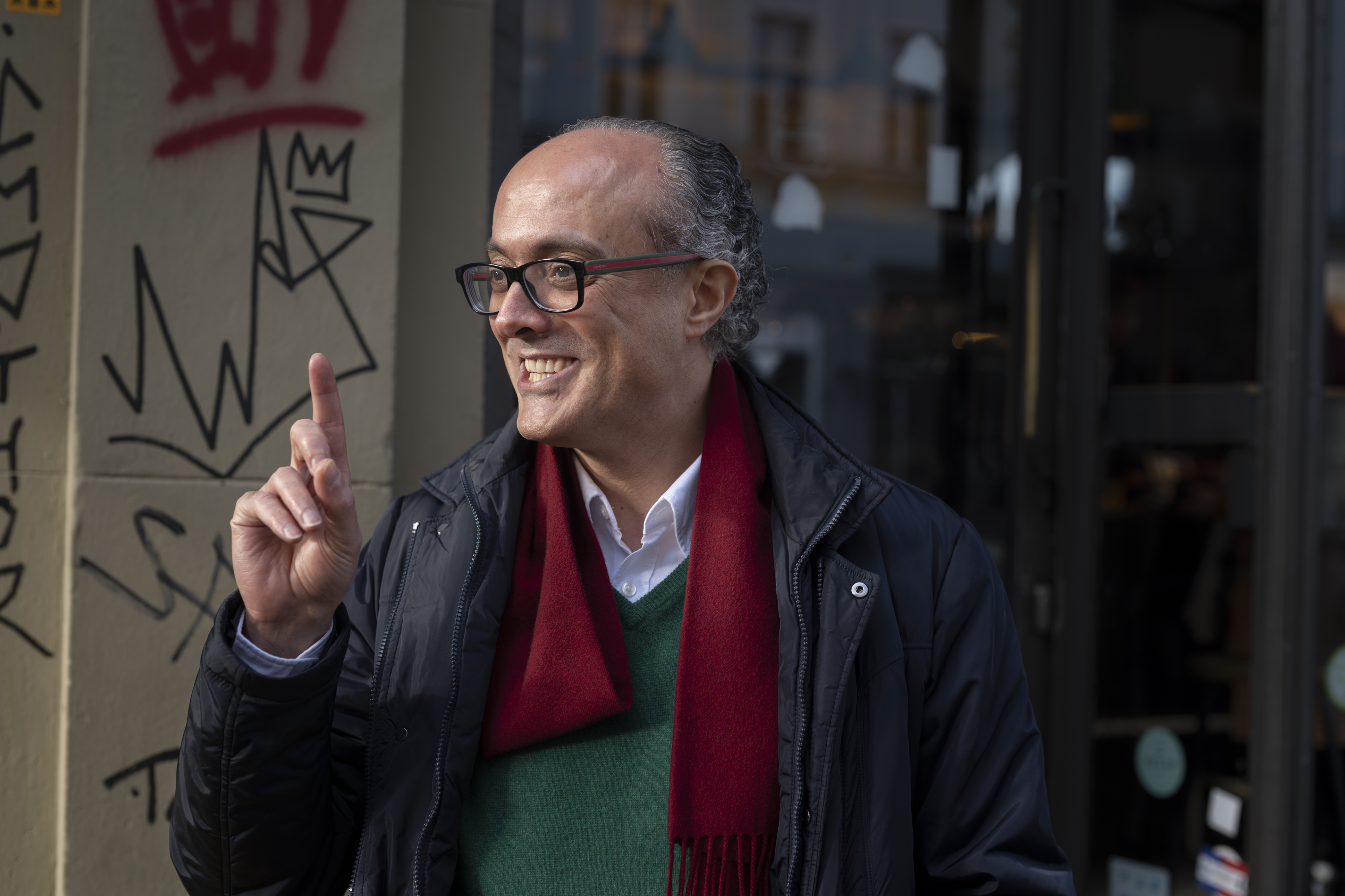 Bashir Bashir mit erhobenem Zeigefinger