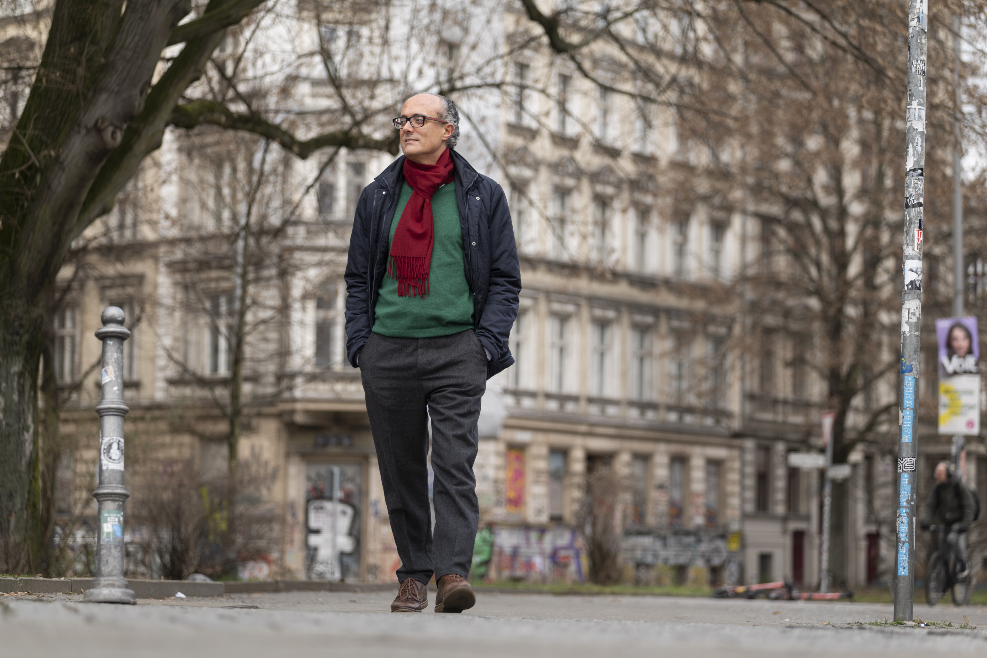 Bashir Bashir läuft auf die Kamera zu und schaut zur Seite