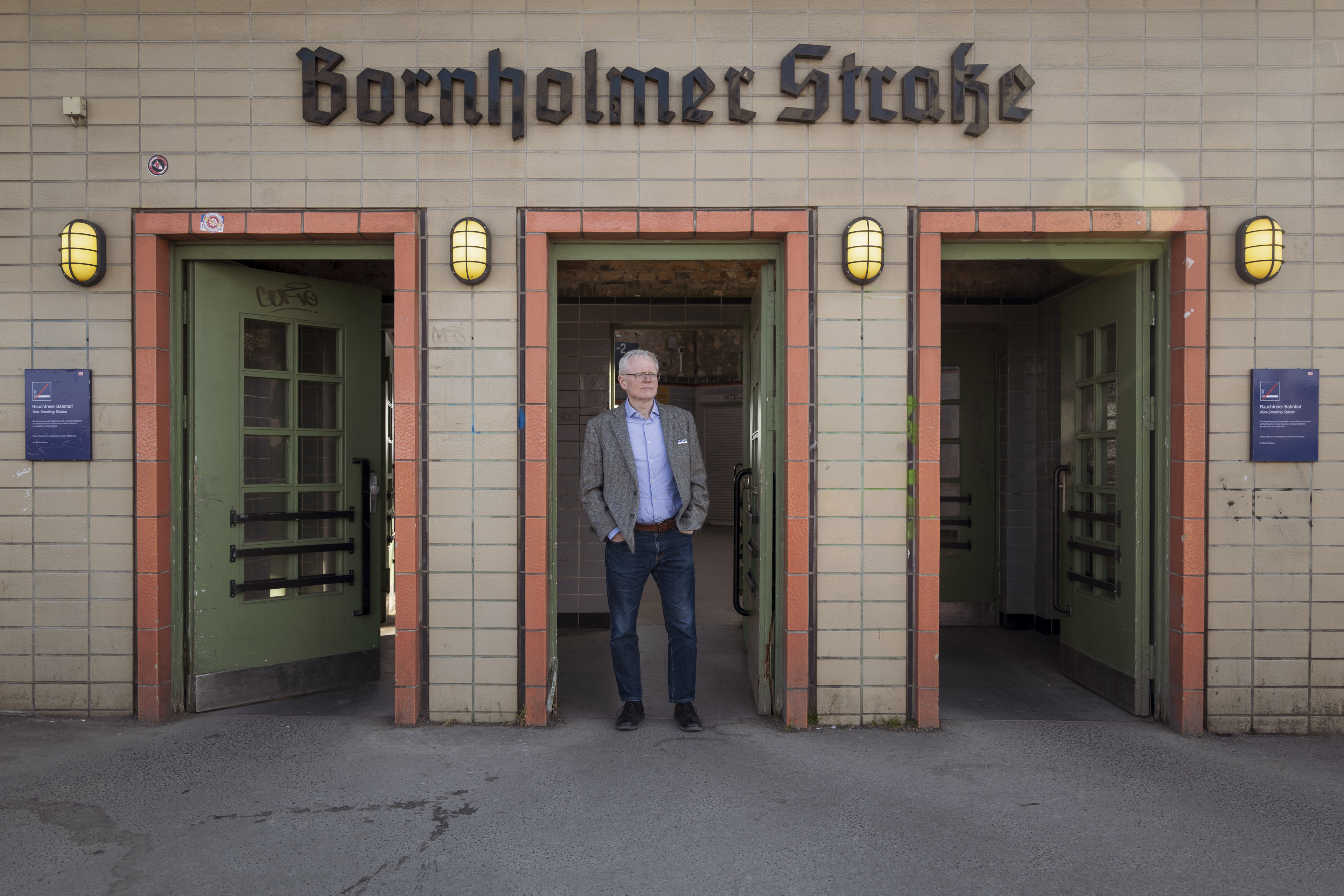 Ian Johnson stands in the entrance of the S-Bahn station Bornholmer Straße 