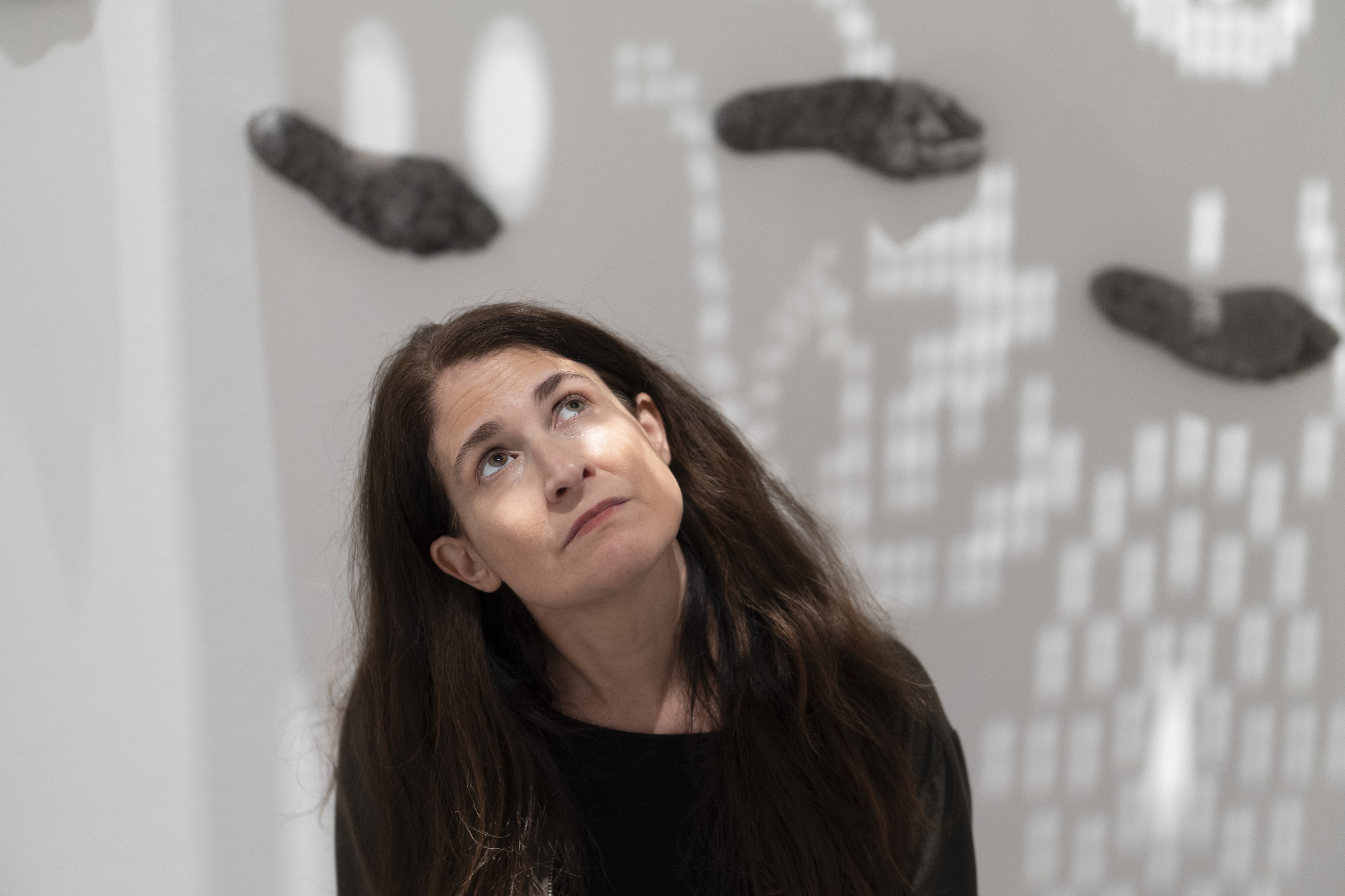 Julia Clarke schaut nach oben rechts