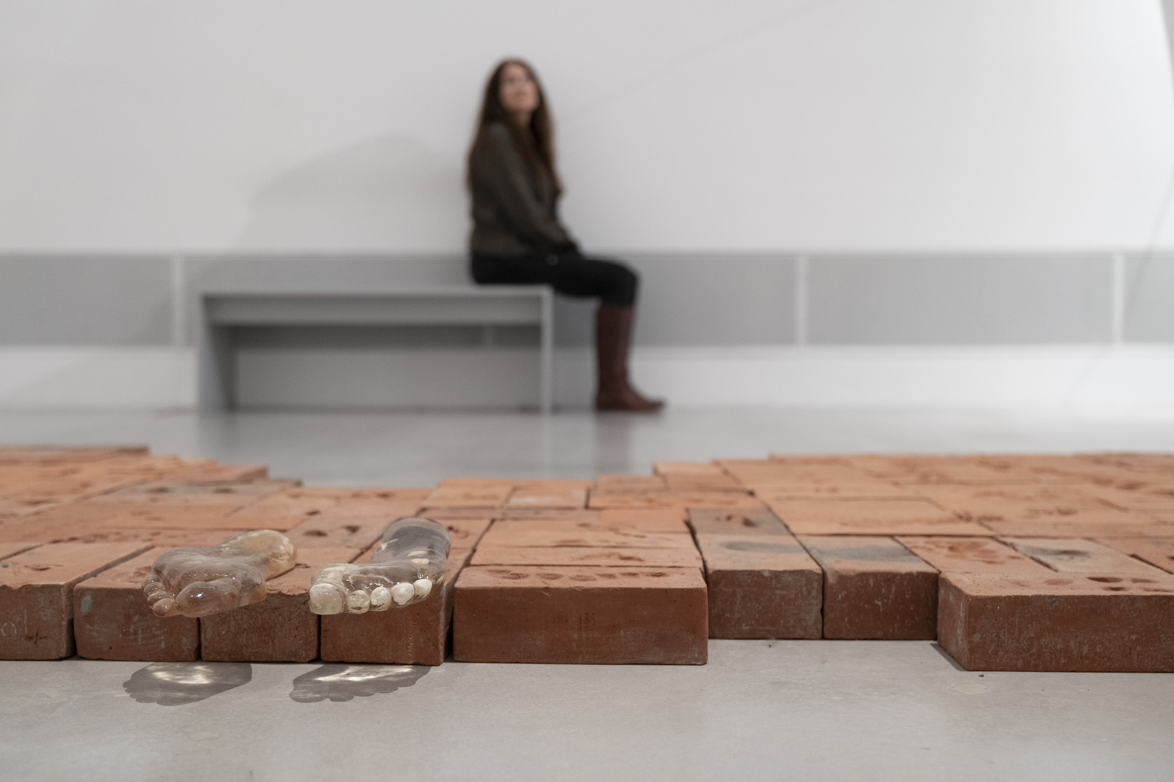 Julia Clarke sitzt im Hintergrund auf einer Bank