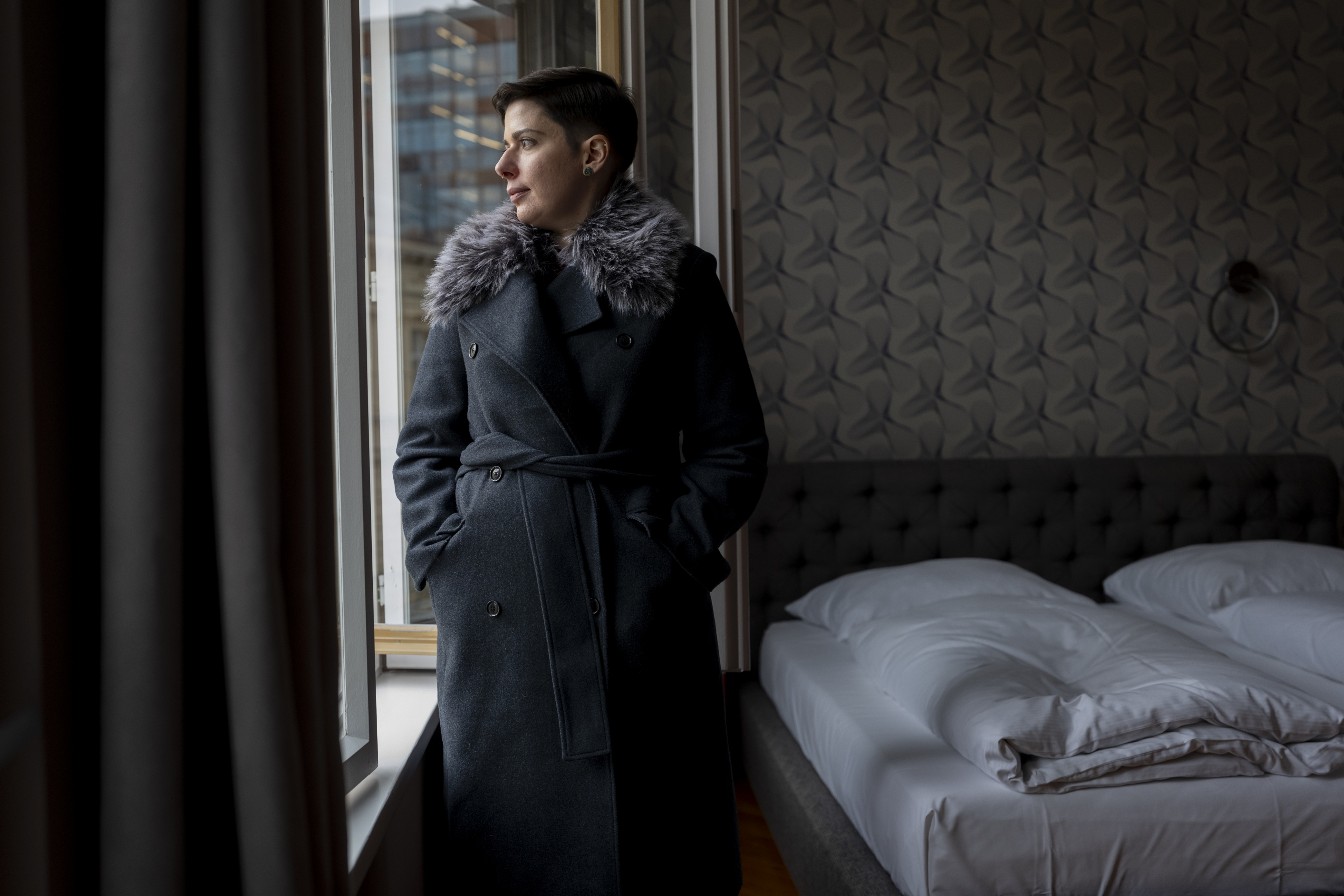 RAchel Gregor steht zwischen Bett und offenem Fenster