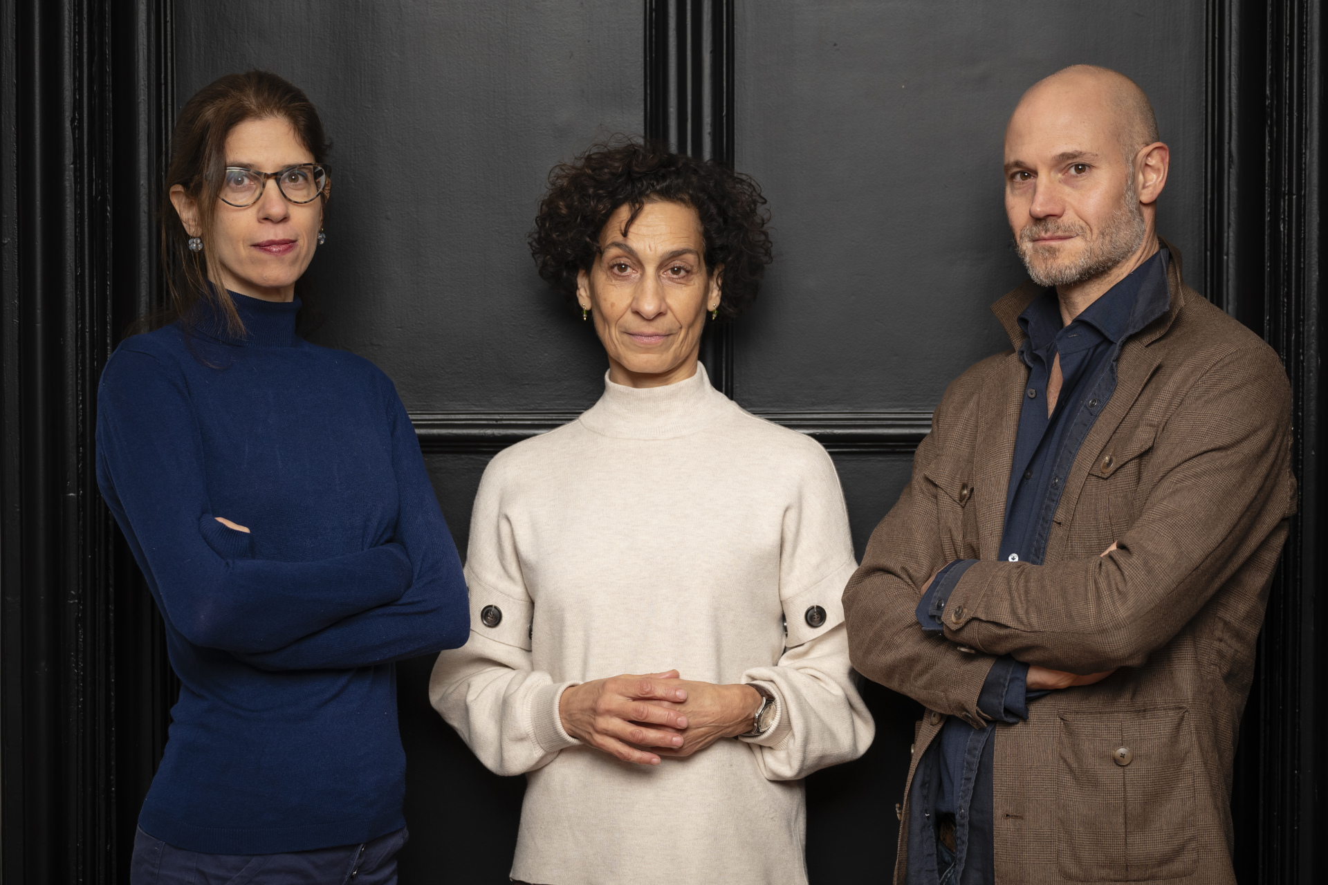 Michal Kravel-Tovi, Sonja Zekri, Omri Boehm stehen vor einer schwarzen Doppelflügeltür und gucken in die Kamera