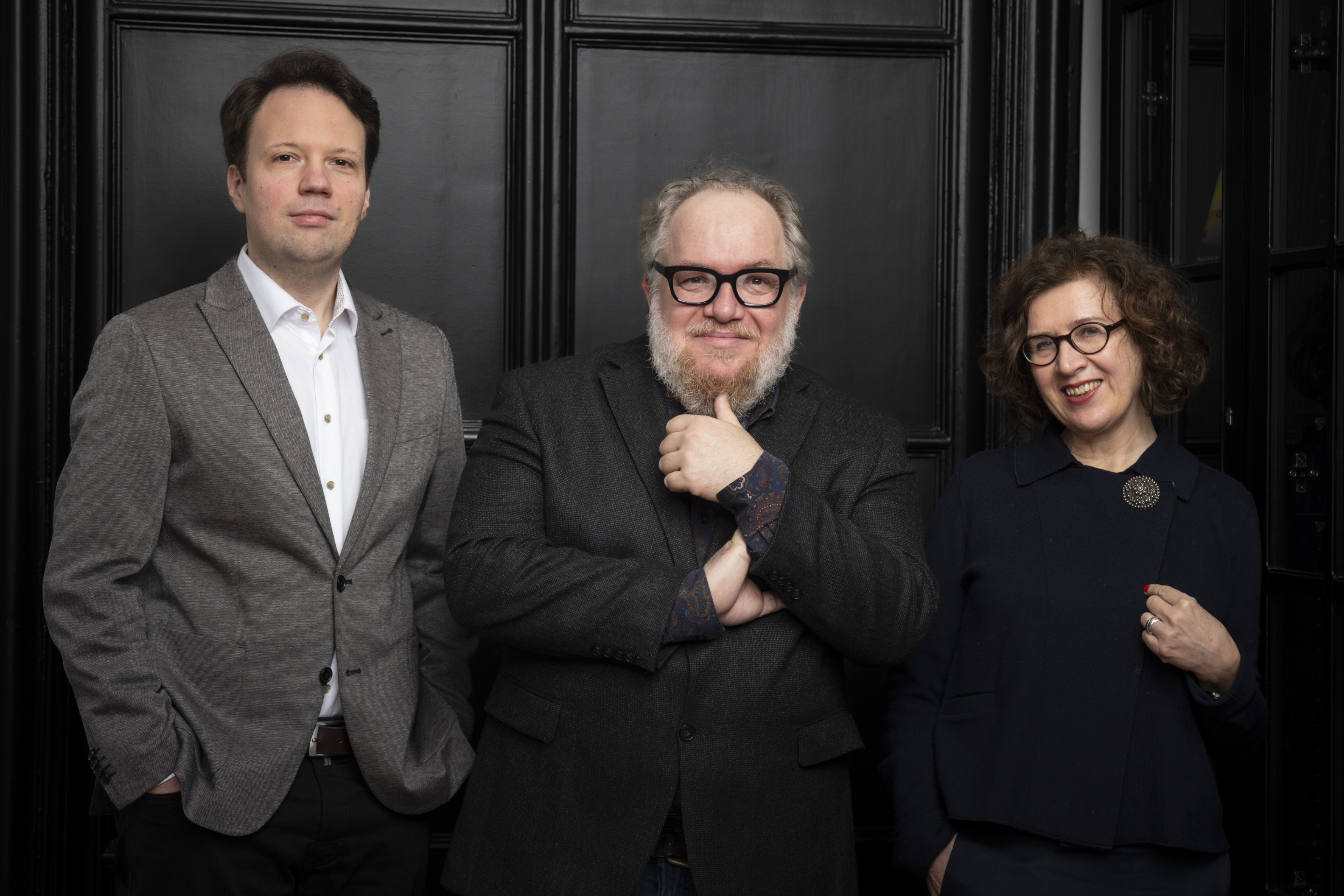 Michael Seewald, Mathias Énard und Juliane Vogel vor schwarzer Tür