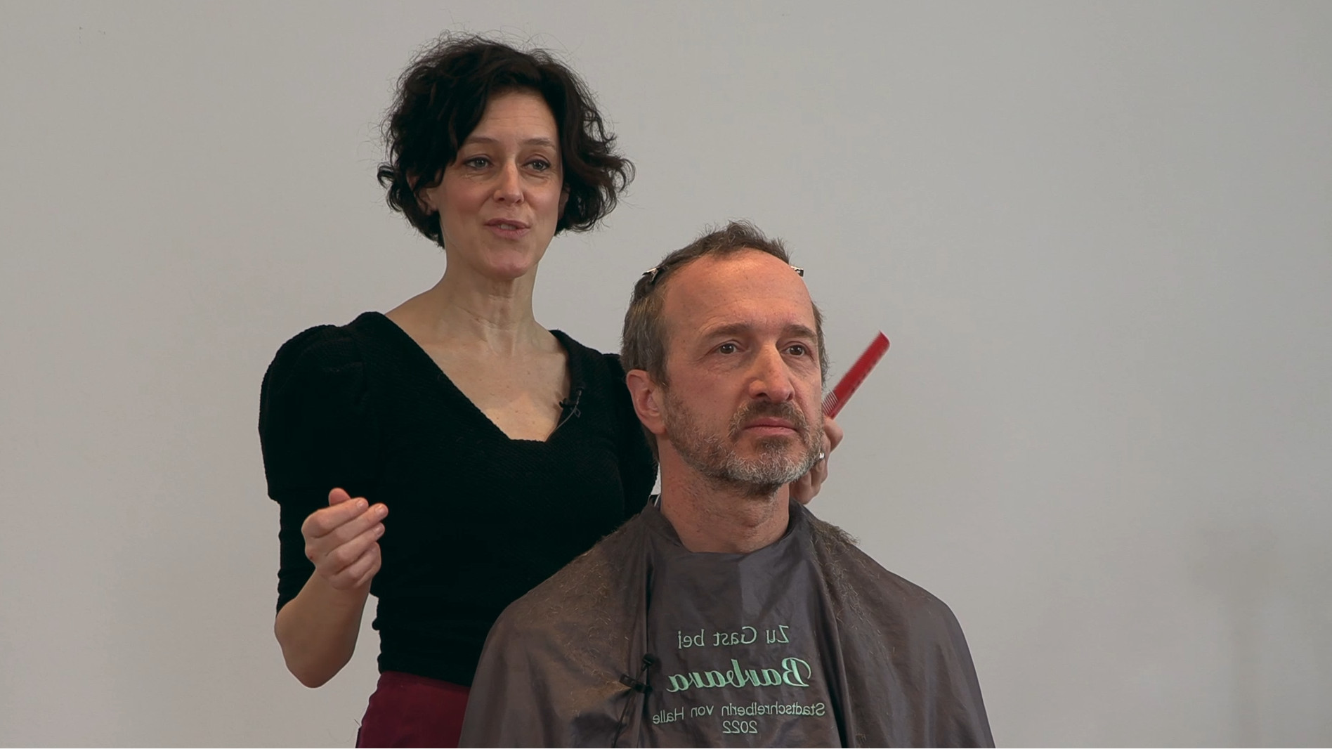 Vorschaubild des Videos: Conversation with a Left-Handed Hairdresser: the Cutting-Edge Sociology of Barbara Thériault