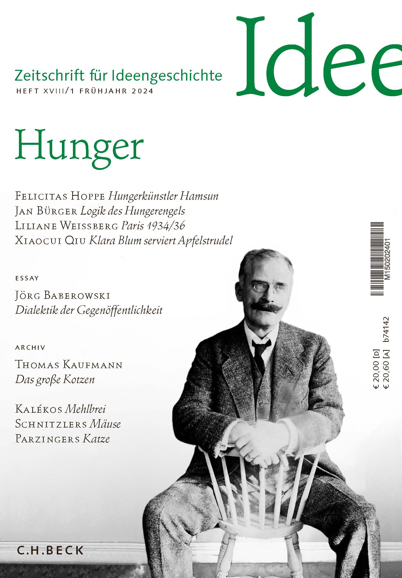 Der norwegische Schriftsteller Knut Hamsun sitzt breitbeinig auf einem umgedrehten Stuhl.