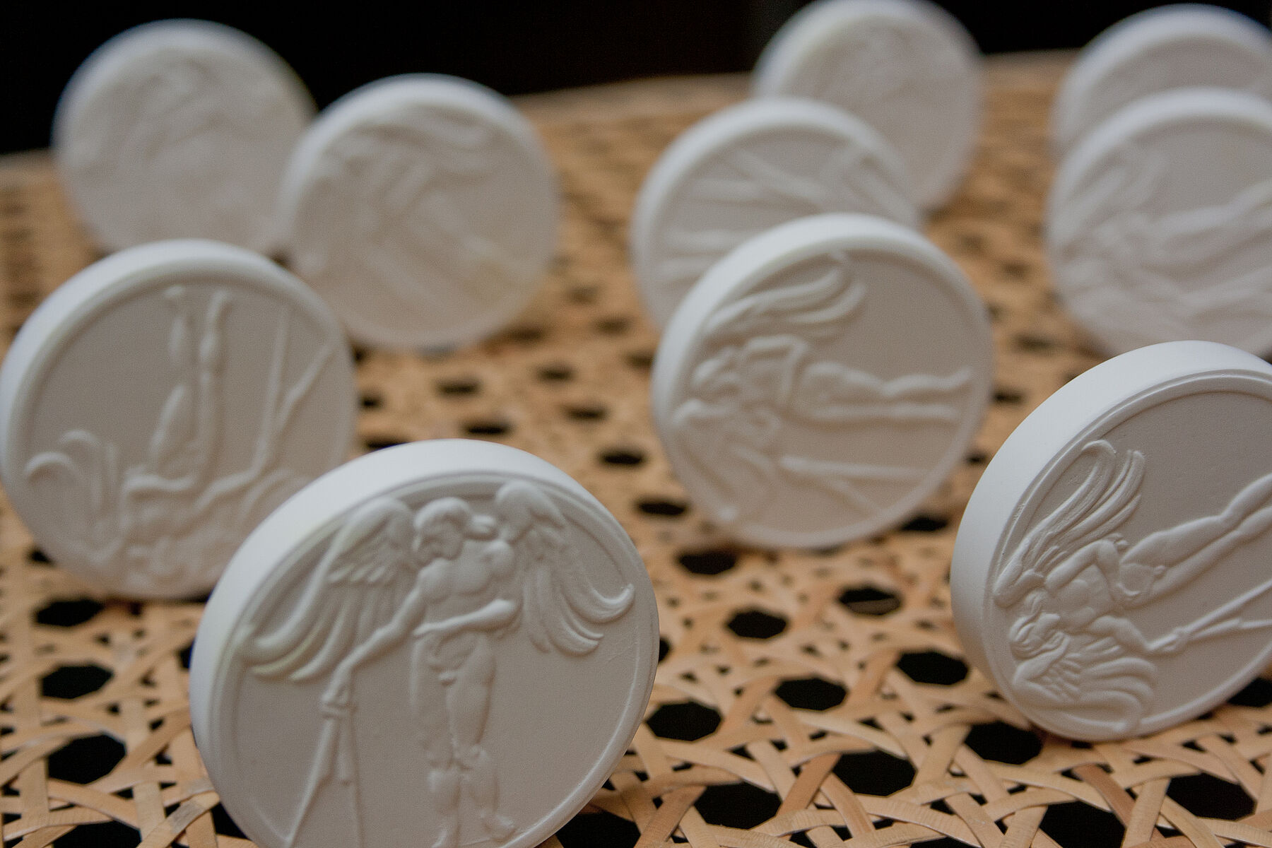 Nahaufnahme von Gipsengeln auf Korbstühlen