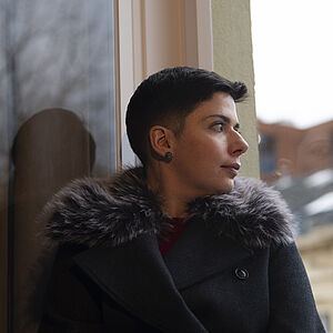 Porträt von Rachel Gregor vor offenem Fenster