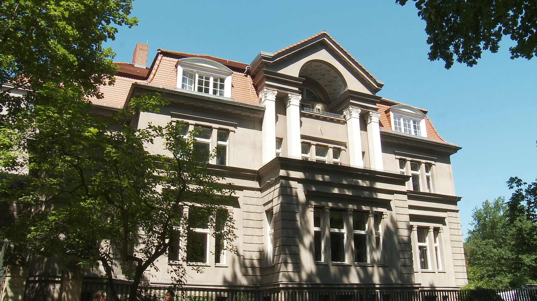 Hauptgebäude – Wallotstraße 19