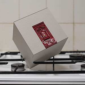 Miniatur einer Tür angebracht auf einem Würfel