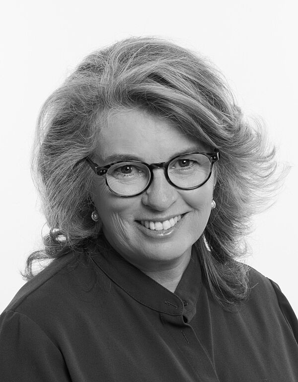 Porträt von Alison Bashford