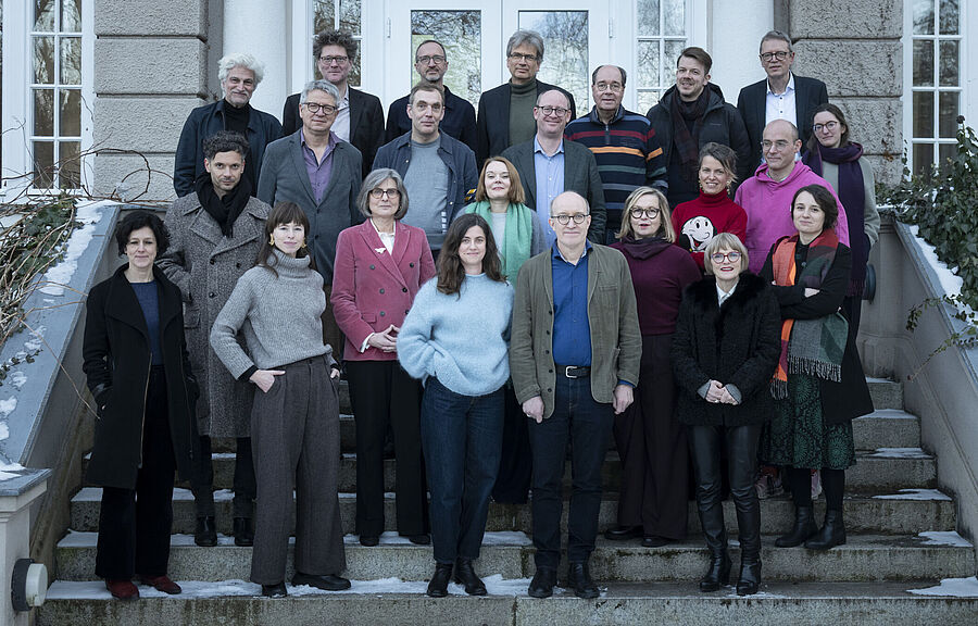 [Translate to English:] Gruppenbild der ZIG-Redaktion auf der Außentreppe vor dem Großen Kolloquienraum des Wissenschaftskollegs