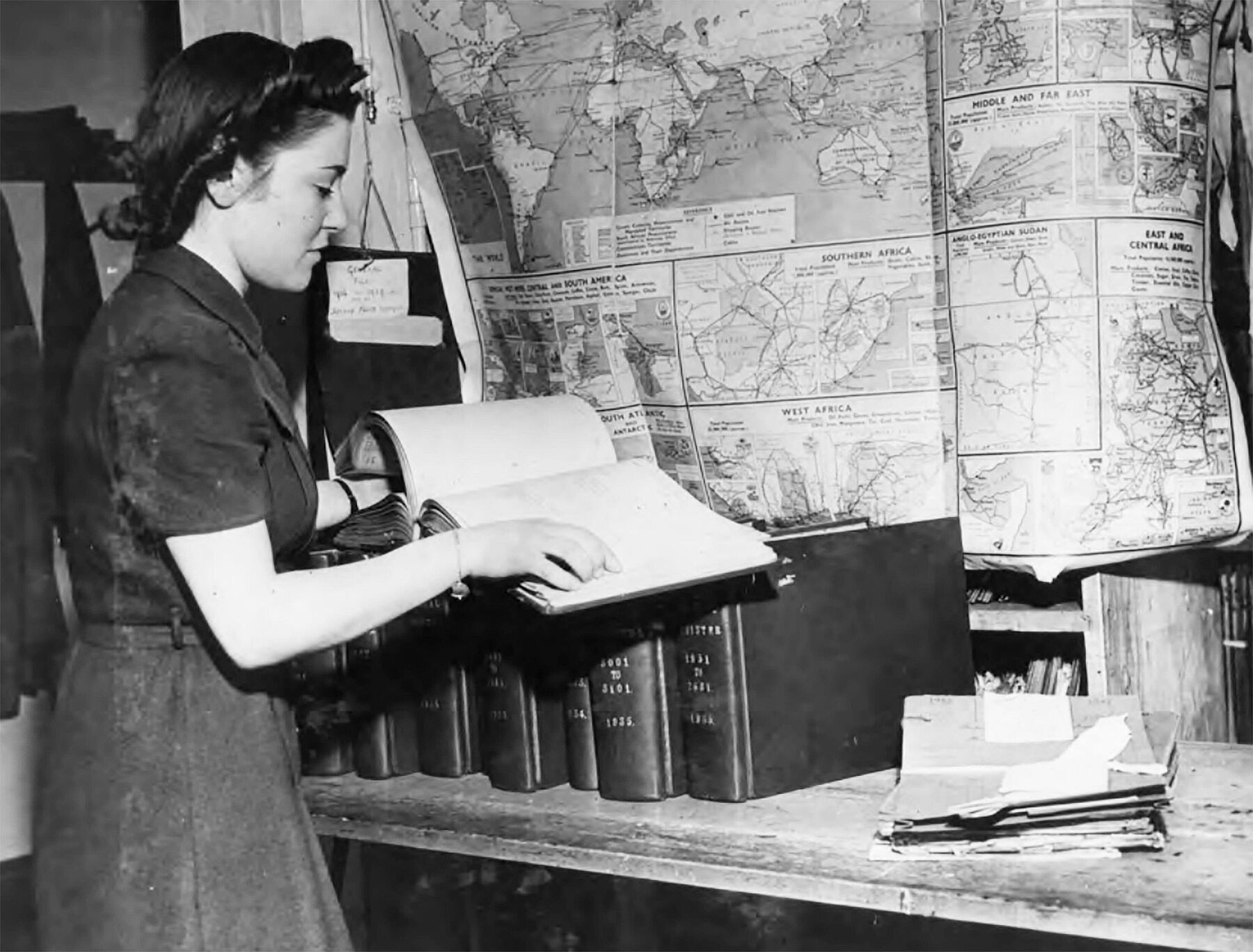 Das Allgemeine Register des Colonial Offce, 1942. Die Mitarbeiterin Miss Heritage konsultiert ein Korrespondenzregister, das sich heute in den Archiven des Colonial Office befindet. (Alamy)