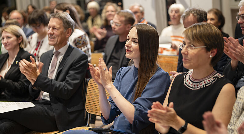 Alisa Podoliak, Georg Schütte, Oleksandra Matviichuk und Viktoriya Sereda applaudieren