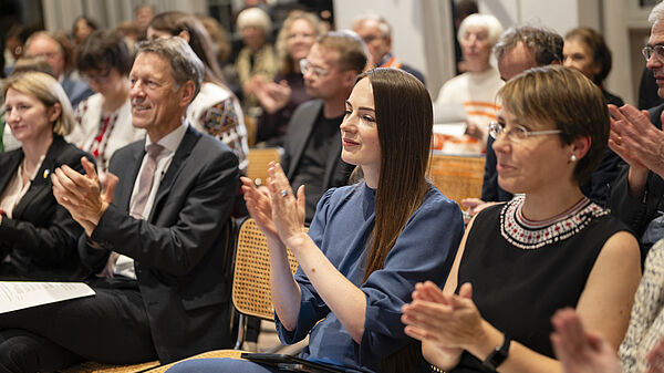 Alisa Podoliak, Georg Schütte, Oleksandra Matviichuk und Viktoriya Sereda applaudieren