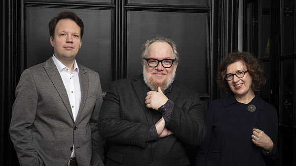 Michael Seewald, Mathias Énard und Juliane Vogel vor schwarzer Tür