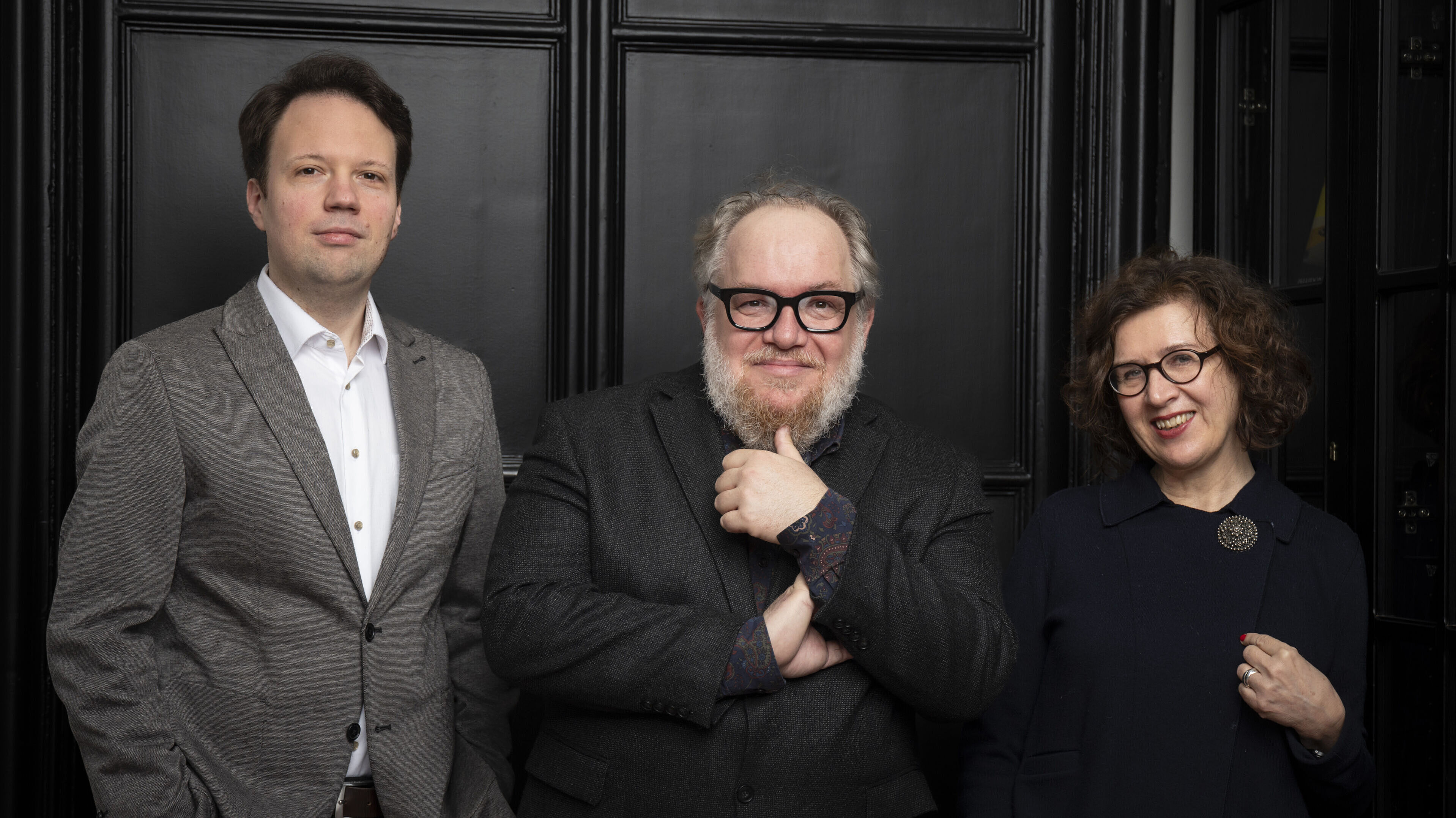 Michael Seewald, Mathias Énard und Juliane Vogel vor schwarzer Tür